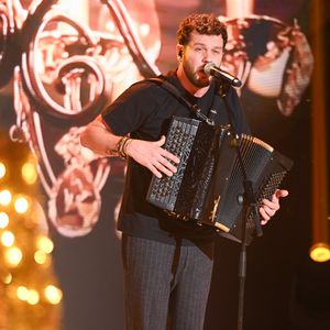 Et bien que plutôt cool comme papa, l'artiste de 41 ans passionné d'accordéon souhaite plus que tout que son fils suive ses traces en jouant d'un instrument. 

Claudio Capéo sur le plateau de l'émission "Vivement dimanche" le 16 décembre 2025. 

© Guillaume Gaffiot / Bestimage