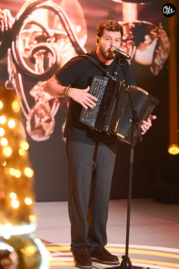 Et bien que plutôt cool comme papa, l'artiste de 41 ans passionné d'accordéon souhaite plus que tout que son fils suive ses traces en jouant d'un instrument. 

Claudio Capéo sur le plateau de l'émission "Vivement dimanche" le 16 décembre 2025. 

© Guillaume Gaffiot / Bestimage