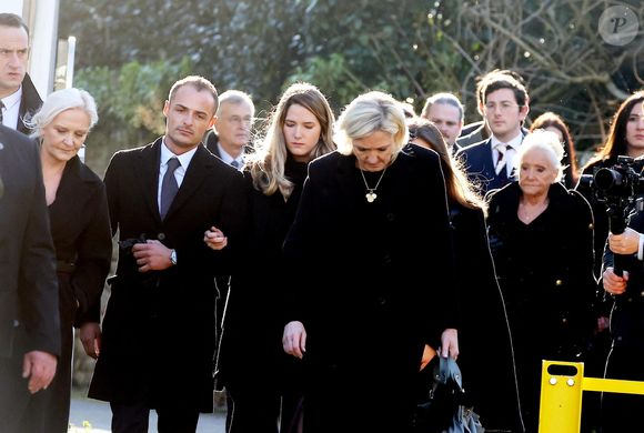 qui au revoir à Jean-Marie.

Marine Le Pen, sa soeur Marie-Caroline, Mathilde Chauffroy (fille de Marine Le Pen) et son mari Matthieu Parent, Nolwenn Olivier (fille de Marie-Caroline), Pierrette Le Pen - Arrivées des membres de la famille Le Pen aux obsèques de Jean-Marie Le Pen en l'église Saint-Joseph à la Trinité-sur-Mer  le 11 juillet 2025. © Dominique Jacovides / Guillaume Collet / Bestimage