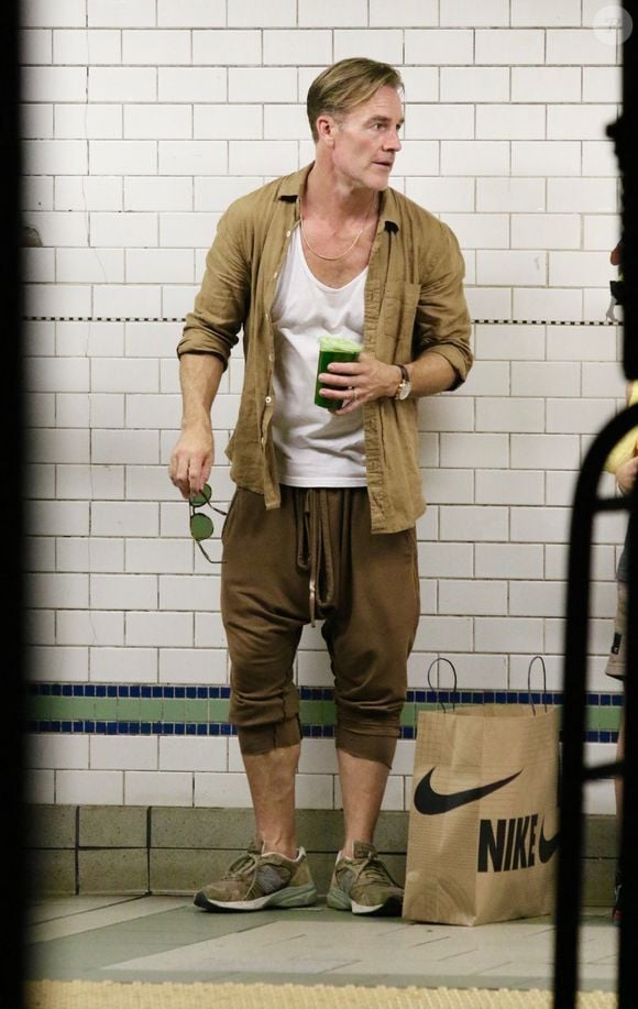 Exclusif - James Van Der Beek et son fils font du shopping dans les rues de New York. Le 11 septembre 2023
© Backgrid USA/ Bestimage