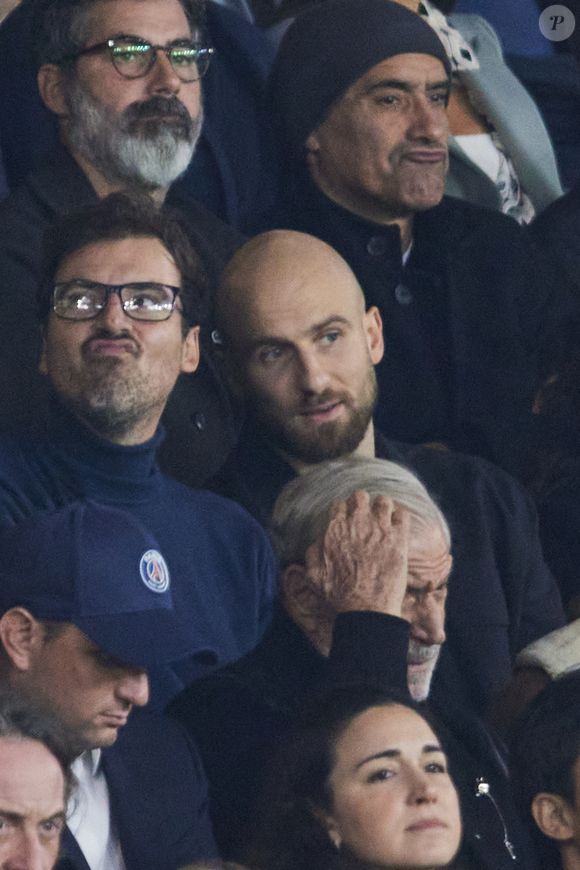 Et si l'on pense que tout lui réussi, cela n'a pas toujours été le cas. 

Francois Alu en tribunes du match de Ligue 1 McDonald's opposant le Paris Saint-Germain (PSG) au Racing Club de Strasbourg Alsace (4-2) au Parc des Princes à Paris, France, le 19 octobre 2024. © Cyril Moreau/Bestimage
