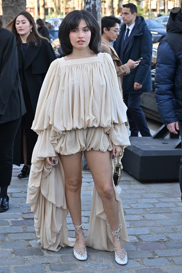 Mabel arrivant au défilé Chloe pendant la semaine de la mode à Paris, France, le 6 mars 2025. Photo by Julien Reynaud/APS-Medias/ABACAPRESS.COM