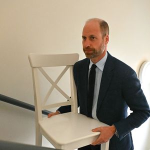 Le prince William aide un locataire à transporter des meubles dans son nouvel appartement lors d'une visite à l'association de logement social Langstane, à Aberdeen le 30 juin 2026.
Andy Buchanan/WPA-Pool/Julien Burton/ Bestimage