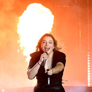 Elle utilise des techniques de lissage pour obtenir l’apparence que l’on voit.

Santa, chanteuse, autrice, compositrice et productrice niçoise, en concert sur la scène Masséna durant la dernière soirée du Nice Jazz Fest 2025, le 27 juillet 2025. © Bruno Bebert/Bestimage