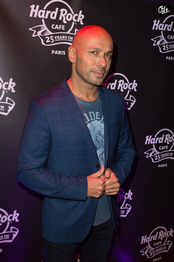 Eric Judor arrivant à la soirée organisée pour les 25 ans du Hard Rock Café de Paris, qui s'est tenue au Hard Rock Café de Paris, en France, le 16 novembre 2016. Photo de Nicolas Genin/ABACAPRESS.COM