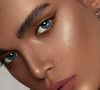 Pourtant, avec les bonnes techniques et des produits adaptés, il est tout à fait possible de conserver un maquillage lumineux et longue tenue même en pleine canicule.

Heatproof makeup : les astuces des make-up artists pour un maquillage qui résiste à la transpiration