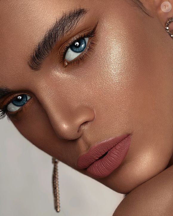 Pourtant, avec les bonnes techniques et des produits adaptés, il est tout à fait possible de conserver un maquillage lumineux et longue tenue même en pleine canicule.

Heatproof makeup : les astuces des make-up artists pour un maquillage qui résiste à la transpiration