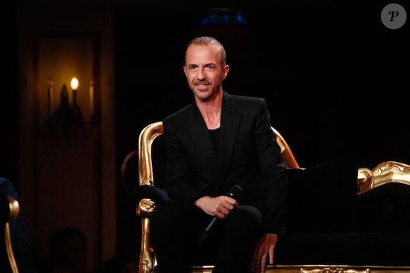 Exclusif - Calogero lors de l'enregistrement de l'émission "Serge Lama, le dernier rappel" présentée par F. Bollaert, diffusée le vendredi 21 novembre 2025 sur France 3 à 21h10, au théâtre Marigny à Paris, France, le 29 avril 2025. © Clovis-Moreau/Bestimage
