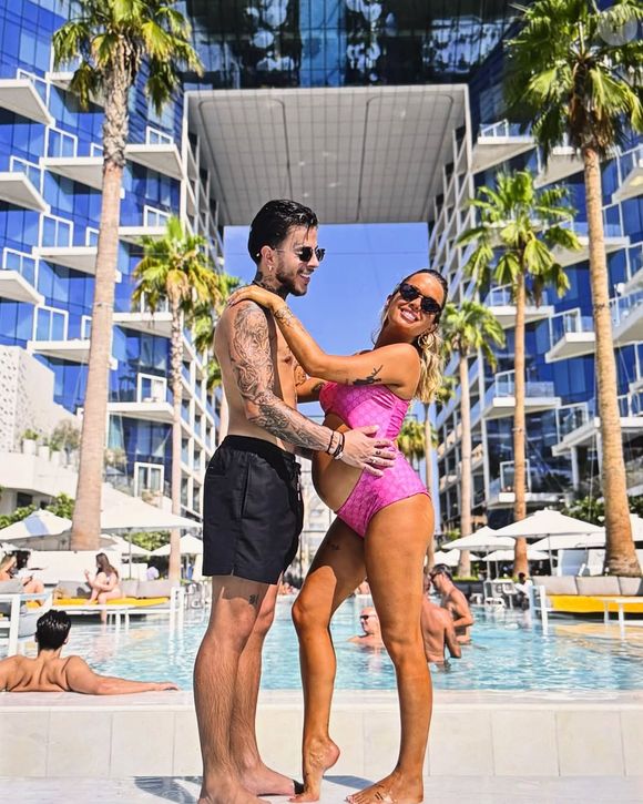 Il apparaît ensuite dans les bras de son papa qui danse et chante son nouveau titre "Mon p'ti gars", qui lui est dédié. 

Yanns et Jade sur Instagram en 2024