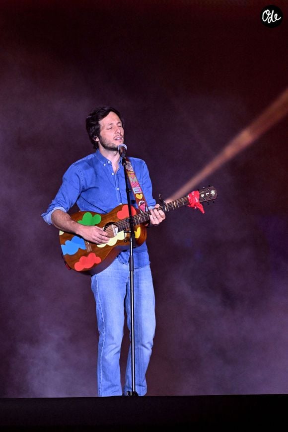 Il y a ensuite composé et enregistré de nouvelles chansons dans ce refuge.

Vianney durant Corsu Mezu Mezu, le concert emmené par Patrick Fiori, qui a eu lieu au stade Orange Vélodrome à Marseille, le 22 mai 2026.

© Bruno Bebert/Bestimage