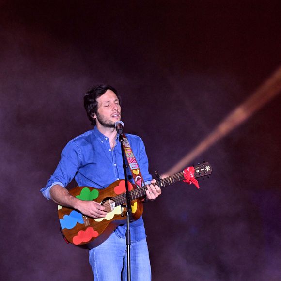 Il y a ensuite composé et enregistré de nouvelles chansons dans ce refuge.

Vianney durant Corsu Mezu Mezu, le concert emmené par Patrick Fiori, qui a eu lieu au stade Orange Vélodrome à Marseille, le 22 mai 2026.

© Bruno Bebert/Bestimage
