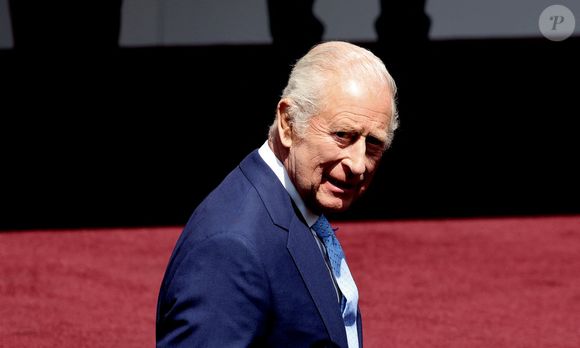 En 2023, une enquête externe avait révélé qu’offrir un soutien psychologique aux employés de Charles et revoir leurs salaires étaient plus que jamais nécessaires.


Le roi Charles III d'Angleterre, Camilla Parker Bowles, reine consort d'Angleterre, le prince William, prince de Galles, et Catherine (Kate) Middleton, princesse de Galles, accueillent le couple présidentiel français le président Emmanuel Macron et sa femme la Première Dame Brigitte Macron sur Datchet road à Windsor, Royaume Uni, le 8 juillet 2025 © Dominique Jacovides/Bestimage