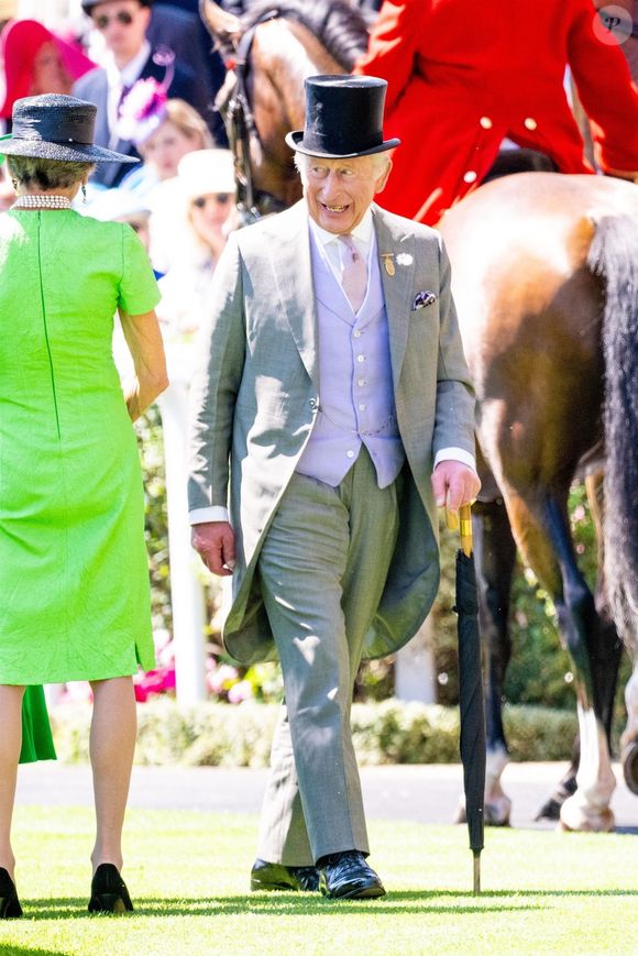 Un an et demi plus tard, le roi suit toujours un traitement régulier, notamment de la chimiothérapie.

Des membres de la famille royale assistent au deuxième jour du Royal Ascot à l’hippodrome d’Ascot, en Angleterre. Sur la photo : le roi Charles III d'Angleterre, la reine Camilla (Camilla Parker Bowles, reine consort d'Angleterre).

Backgrid USA / Bestimage