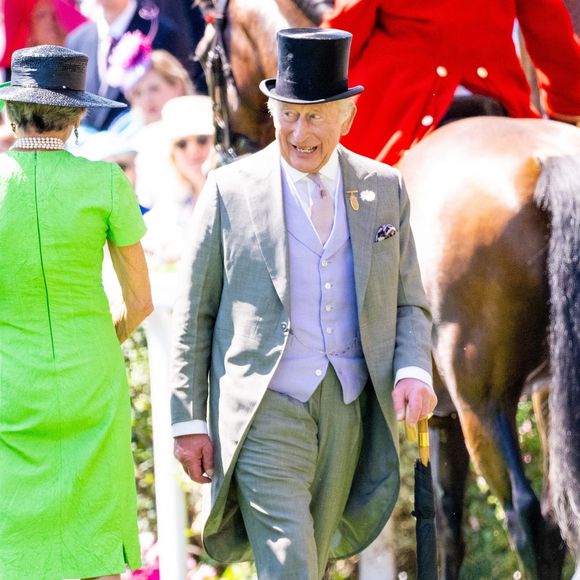 Un an et demi plus tard, le roi suit toujours un traitement régulier, notamment de la chimiothérapie.

Des membres de la famille royale assistent au deuxième jour du Royal Ascot à l’hippodrome d’Ascot, en Angleterre. Sur la photo : le roi Charles III d'Angleterre, la reine Camilla (Camilla Parker Bowles, reine consort d'Angleterre).

Backgrid USA / Bestimage