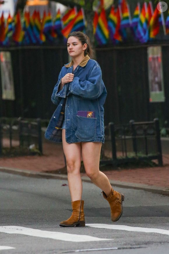 New York, NY - EXCLUSIF - Suri Cruise a été aperçue en pleine action à New York, arborant un look décontracté avec une veste en jean, un short coupé et des bottes en daim marron. La jeune femme de 18 ans déambulait dans les rues avec ses camarades de classe, profitant d'une journée animée en ville avant la remise des diplômes.

Backgrid USA / Bestimage
