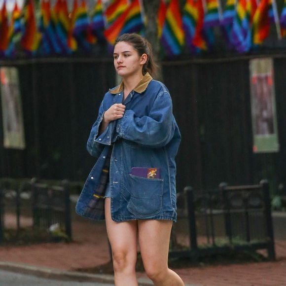 New York, NY - EXCLUSIF - Suri Cruise a été aperçue en pleine action à New York, arborant un look décontracté avec une veste en jean, un short coupé et des bottes en daim marron. La jeune femme de 18 ans déambulait dans les rues avec ses camarades de classe, profitant d'une journée animée en ville avant la remise des diplômes.

Backgrid USA / Bestimage