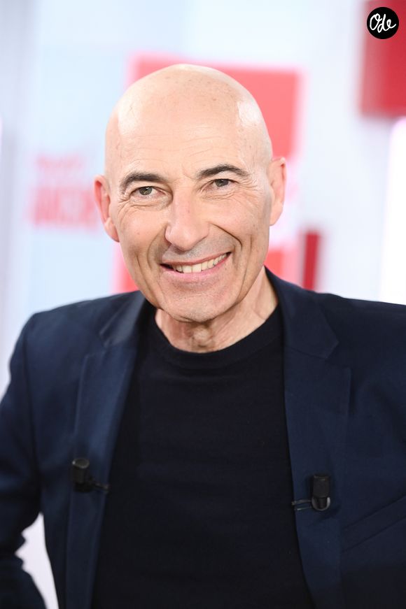 L’humoriste avait rejoint l’émission en septembre 2025 avec sa chronique "Face à Canteloup".

Nicolas Canteloup lors de l'enregistrement de l'émission Vivement dimanche au studio Rive gauche, présentée par M.Drucker, diffusée sur France 3 le 21 juin 2026, à Paris, France, le 20 mai 2026. © Guillaume Gaffiot/Bestimage