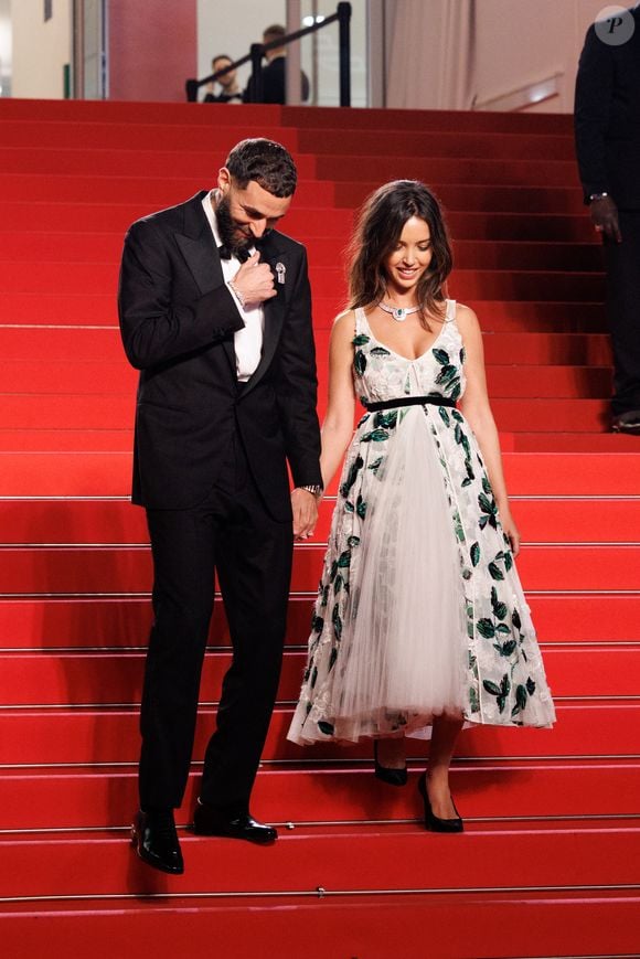 Karim Benzema et sa compagne Lyna Khoudri à la descente des marches du film « 13 jours 13 nuits » lors du 78e Festival International du Film de Cannes le 23 mai 2025
© © Jacovides-Moreau / Bestimage / Bestimage