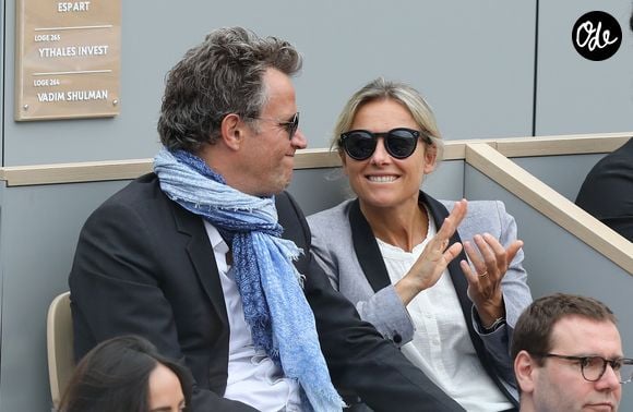 Anne-Sophie Lapix et son mari Arthur Sadoun dans les tribunes des internationaux de France de tennis de Roland Garros à Paris, le 9 juin 2019. 

© Jacovides-Moreau/Bestimage