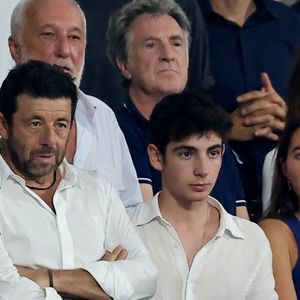 De son côté, son fils cadet Léon a évoqué la destruction de la maison de son père sur l'antenne d'Europe 1

Patrick Bruel et son fils Léon, François Berléand, François Cluzet, Sophie Marceau - People dans les tribunes lord du match d'ouverture de la Coupe du Monde de Rugby France 2023 avant le match de la Poule A entre la France et la Nouvelle-Zélande au Stade de France à Saint-Denis le 8 septembre 2023.  © Dominique Jacovides/Bestimage
