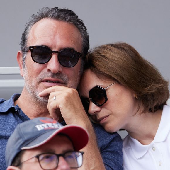 Jean Dujardin et sa femme Nathalie Péchalat - Célébrités en tribunes des Internationaux de France de tennis de Roland Garros 2023 à Paris le 11 juin 2023. © Jacovides-Moreau/Bestimage