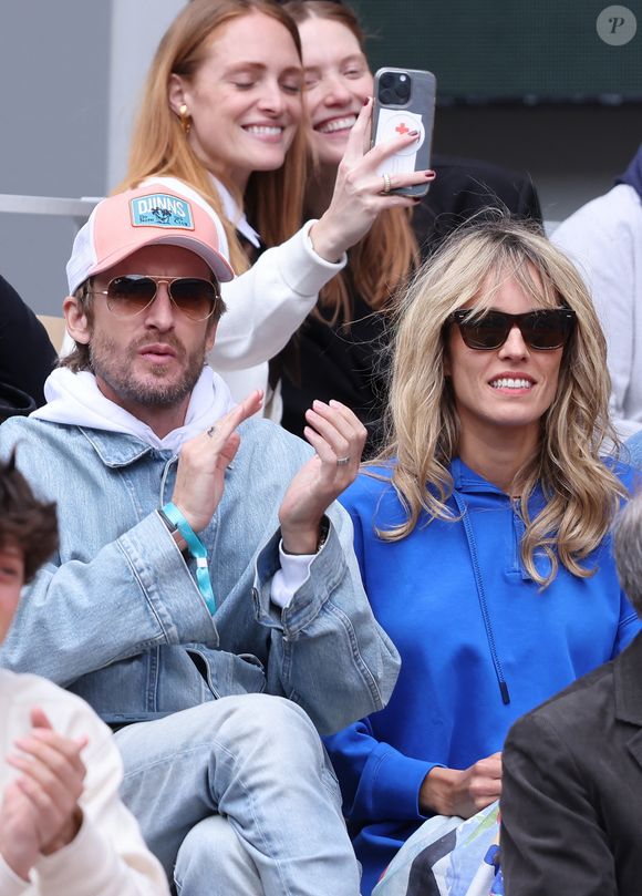 Philippe Lacheau et Elodie Fontan dans les tribunes lors des Internationaux de France de Tennis de Roland Garros 2025, à Paris, France, le 27 mai 2025. © Jacovides-Moreau/Bestimage