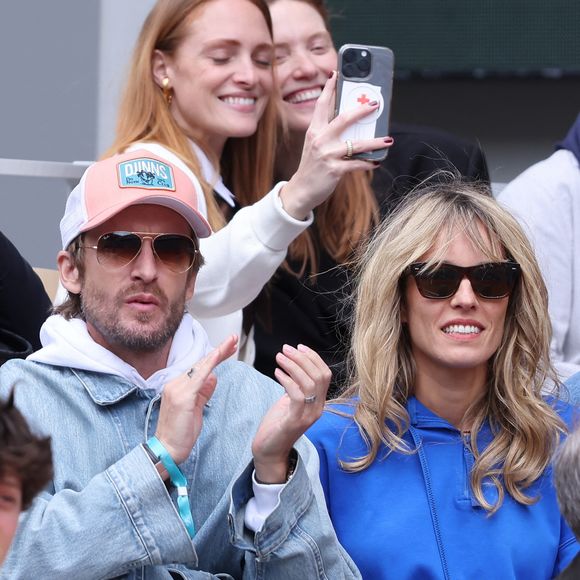 Philippe Lacheau et Elodie Fontan dans les tribunes lors des Internationaux de France de Tennis de Roland Garros 2025, à Paris, France, le 27 mai 2025. © Jacovides-Moreau/Bestimage
