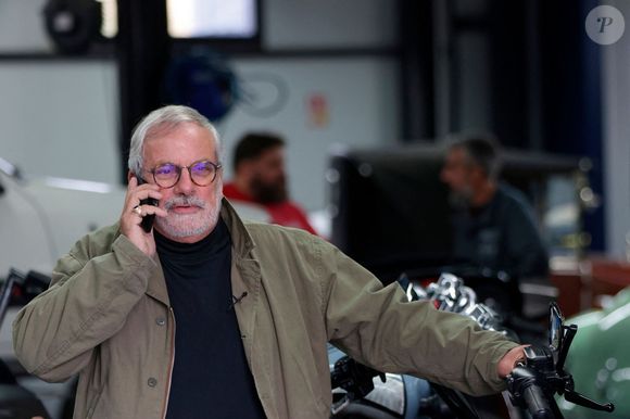 Dominique Chapatte tourne l'émission "Turbo" (M6) à la carrosserie Esquisse Riders à Izon près de Bordeaux, aux côtés d'Alex Bouchon et Etienne Bruet, le 23 octobre 2023. 
© Marc de Tienda / Panoramic / Bestimage