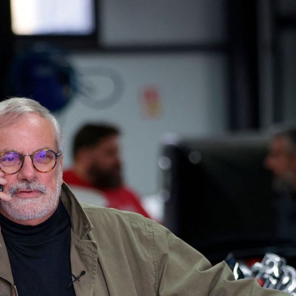 Dominique Chapatte tourne l'émission "Turbo" (M6) à la carrosserie Esquisse Riders à Izon près de Bordeaux, aux côtés d'Alex Bouchon et Etienne Bruet, le 23 octobre 2023. 
© Marc de Tienda / Panoramic / Bestimage