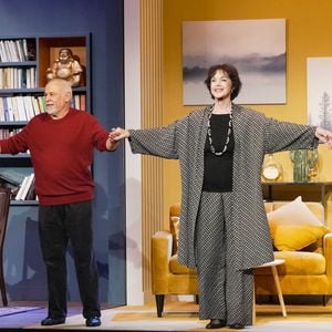 Dans la pièce "Le Duplex", ils rigolent de cette infidélité 

Pascal Légitimus, Corinne Touzet, Francis Perrin et Anny Duperey sur la scène du Théâtre de Paris pour "Le Duplex". © Lorène Carpentier