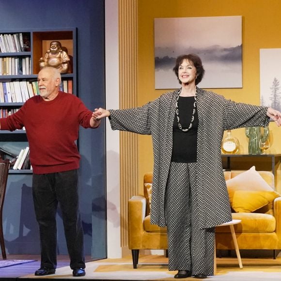 Dans la pièce "Le Duplex", ils rigolent de cette infidélité 

Pascal Légitimus, Corinne Touzet, Francis Perrin et Anny Duperey sur la scène du Théâtre de Paris pour "Le Duplex". © Lorène Carpentier