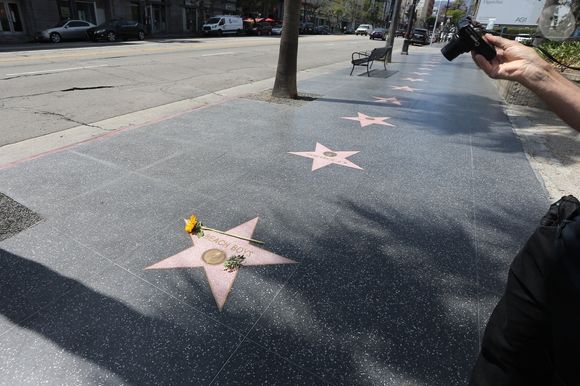 L'annonce a été faite par la Chambre de commerce d’Hollywood. Chapeau l'artiste !

Hollywood Boulevard à Los Angeles, le 11 juin 2025.

Photo : Backgrid USA / Bestimage


Pictured: The Beach Boys,  Brian Wilson