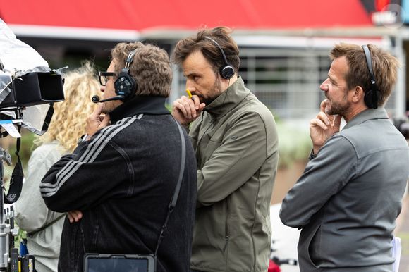 Exclusif - Tom Villa, Julien Bloch, Thibaut Vales en backstage du tournage de l'émission "Panique au grand magasin" diffusée le 15 décembre 2025 sur TF1. © Cyril Moreau/Bestimage