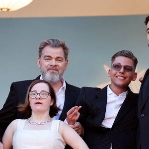 Dans le film "Un p'tit truc en plus", un père et son fils en cavale se retrouvent plongés malgré eux dans une colonie pas comme les autres.

Clovis Cornillac, Artus et l'équipe du film "Un p'tit truc en plus" - Montée des marches du film « Le comte de Monte-Cristo » lors du 77ème Festival International du Film de Cannes, au Palais des Festivals à Cannes. Le 22 mai 2024
© Jacovides-Moreau / Bestimage