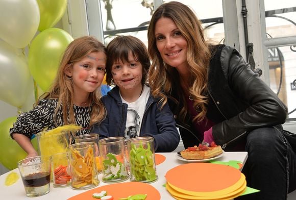 Sophie Thalmann et ses enfants Charlie et Mika lors d'un goûter de Pâques " Tout Chocolat " à l'Hôtel de Vendôme à Paris le 9 avril 2014. © Veeren / Bestimage