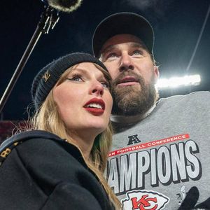 Taylor Swift et Travis Kelce se sont mariés 

Taylor Swift et Travis Kelce ont surpris le public de sa tournée « Eras Tour » à Londres lorsque ce dernier l’a rejointe sur scène. Copyright : Emily Curiel/Kansas City Star/TNS/ABACAPRESS.COM