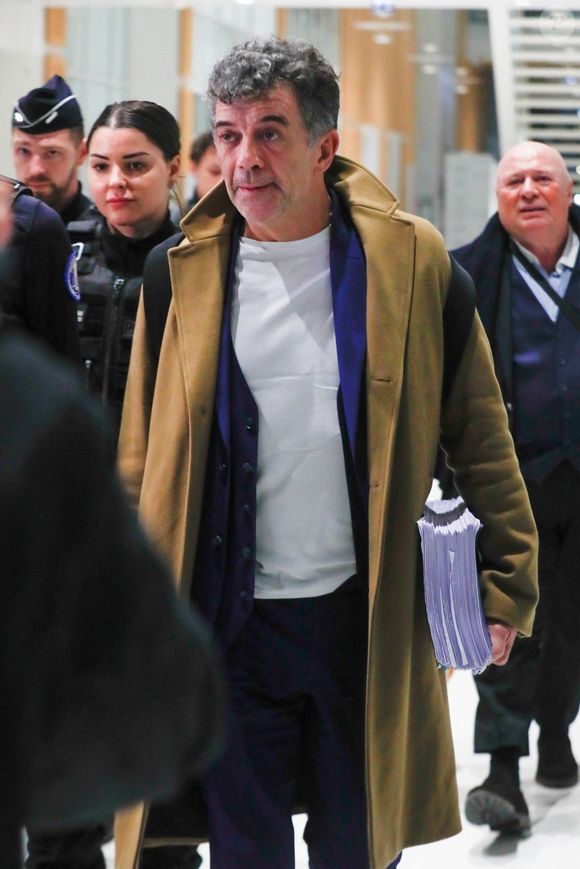 Procès de Stéphane Plaza : L'animateur sort du tribunal correctionnel de Paris après le réquisitoire : Une peine de 18 mois de prison avec sursis et 10 000 euros d’amende a été requise à son encontre le 9 janvier 2024. Le jugement sera rendu le 18 février.  © Christophe Clovis / Bestimage