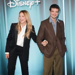 Les deux acteurs, qui seront à l'affiche de la série "Solange", sont apparus plus complices que jamais, échangeant des fous rires et de tendres regards amoureux. 

Virginie Efira et Niels Schneider au photocall du showcase 2026 Disney+ à l'Institut de France à Paris, le 15 janvier 2026. 

Photo : Coadic Guirec / Bestimage