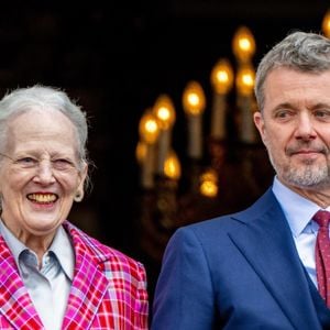 Le roi Frederik de Danemark X et la reine Mary de Danemark, rejoints par la princesse Isabella de Danemark, le prince Vincent de Danemark, la princesse Josephine de Danemark et la reine Margrethe de Danemark, apparaissent sur le balcon du palais Christian IX à Amalienborg à Copenhague, le 26 mai 2025.
©Backgrid USA / Bestimage