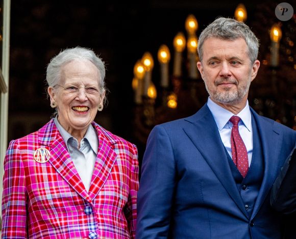 Le roi Frederik de Danemark X et la reine Mary de Danemark, rejoints par la princesse Isabella de Danemark, le prince Vincent de Danemark, la princesse Josephine de Danemark et la reine Margrethe de Danemark, apparaissent sur le balcon du palais Christian IX à Amalienborg à Copenhague, le 26 mai 2025.
©Backgrid USA / Bestimage
