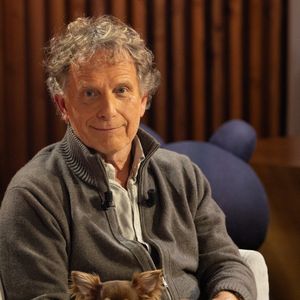 Père et fils ont d’ailleurs déjà pu se donner la réplique au cinéma dans deux longs-métrages : "L’Heure d’été" en 2008 et "Comme un homme" en 2012.

Exclusif - Bernard Montiel, Raphaël Mezrah, Oli. avec Charles Berling et Charles Edouard Fusari invités, Olivia Juriste et Sylvain Vétérinaire sur plateau de l'émission "Animalement Vôtre" présentée par Bernard Montiel et diffusée le XXX sur France 3, à Paris, France, le 12 janvier 2026. © Julien Sarkissian/Bestimage