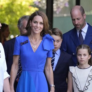 Marraine du tournoi depuis 2016, Kate Middleton reste une figure centrale et admirée du paysage royal britannique.

Le prince William, Kate Middleton et leurs enfants, le prince George et la princesse Charlotte, à leur arrivée au tournoi de Wimbledon à Londres le 13 juillet 2025. Photo par Andrew Matthews/PA Wire.