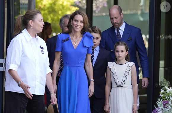 Marraine du tournoi depuis 2016, Kate Middleton reste une figure centrale et admirée du paysage royal britannique.

Le prince William, Kate Middleton et leurs enfants, le prince George et la princesse Charlotte, à leur arrivée au tournoi de Wimbledon à Londres le 13 juillet 2025. Photo par Andrew Matthews/PA Wire.