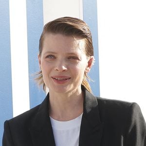 L'actrice est fidèle à un produit Dior depuis plus de deux décennies

Mélanie Thierry - Photocall lors de la 40ème édition du Festival de Cabourg "Journées romantiques" le 13 juin 2026 © Coadic Guirec / Bestimage