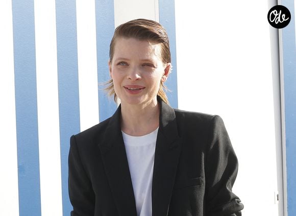 L'actrice est fidèle à un produit Dior depuis plus de deux décennies

Mélanie Thierry - Photocall lors de la 40ème édition du Festival de Cabourg "Journées romantiques" le 13 juin 2026 © Coadic Guirec / Bestimage