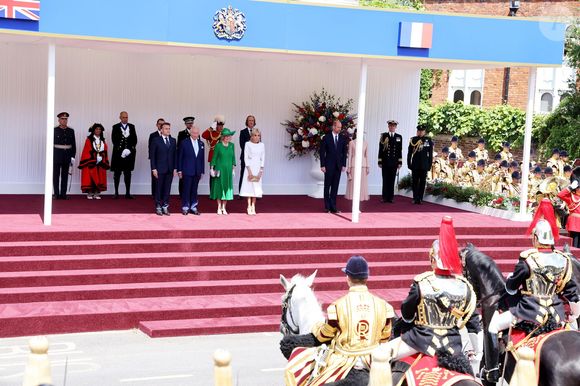 Le roi Charles III d'Angleterre, Camilla Parker Bowles, reine consort d'Angleterre, le prince William, prince de Galles, et Catherine (Kate) Middleton, princesse de Galles, accueillent le couple présidentiel français le président Emmanuel Macron et sa femme la Première Dame Brigitte Macron sur Datchet road à Windsor, Royaume Uni, le 8 juillet 2025. À l'invitation de Leurs Majestés le roi et la reined'Angleterre, le président français et sa femme effectueront une visite d'État au Royaume-Uni du 8 au 10 juillet 2025. Le président et la Première Dame se rendent au Royaume-Uni pour la première fois en visite d'État française depuis 17 ans. Ils séjourneront au château de Windsor, accueillis par le roi et la reine d'Angleterre, et un banquet y sera organisé en leur honneur. Les Macron visiteront l'Imperial College, et le président s'adressera au Parlement pendant son séjour. © Dominique Jacovides/Bestimage