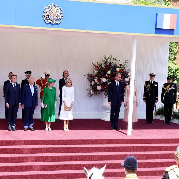 Le roi Charles III d'Angleterre, Camilla Parker Bowles, reine consort d'Angleterre, le prince William, prince de Galles, et Catherine (Kate) Middleton, princesse de Galles, accueillent le couple présidentiel français le président Emmanuel Macron et sa femme la Première Dame Brigitte Macron sur Datchet road à Windsor, Royaume Uni, le 8 juillet 2025. À l'invitation de Leurs Majestés le roi et la reined'Angleterre, le président français et sa femme effectueront une visite d'État au Royaume-Uni du 8 au 10 juillet 2025. Le président et la Première Dame se rendent au Royaume-Uni pour la première fois en visite d'État française depuis 17 ans. Ils séjourneront au château de Windsor, accueillis par le roi et la reine d'Angleterre, et un banquet y sera organisé en leur honneur. Les Macron visiteront l'Imperial College, et le président s'adressera au Parlement pendant son séjour. © Dominique Jacovides/Bestimage