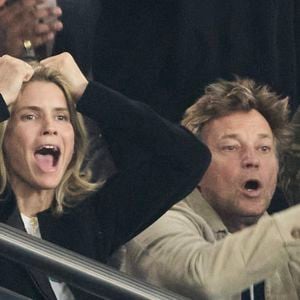 Alice Taglioni et son compagnon Laurent Delahousse - Célébrités dans les tribunes de la demi-finale retour de Ligue des champions entre le PSG face au Borussia Dortmund (0-1) au Parc des Princes à Paris le 7 mai 2024. © Cyril Moreau/Bestimage