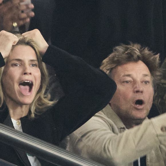 Alice Taglioni et son compagnon Laurent Delahousse - Célébrités dans les tribunes de la demi-finale retour de Ligue des champions entre le PSG face au Borussia Dortmund (0-1) au Parc des Princes à Paris le 7 mai 2024. © Cyril Moreau/Bestimage