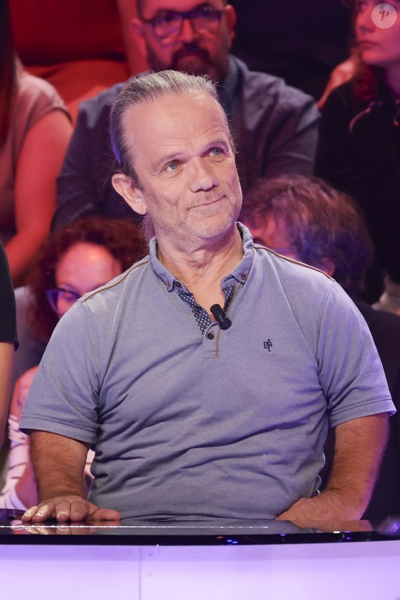Il s'agit d'André Bouchet, alias Passe-Partout, son acolyte de Fort-Boyard !

André Bouchet (Passe Partout) - Présentation de la nouvelle émission "Tout beau, tout n9uf" présentée par C. Hanouna sur W9 à Paris le 1er septembre 2025. © Jack Tribeca / Bestimage